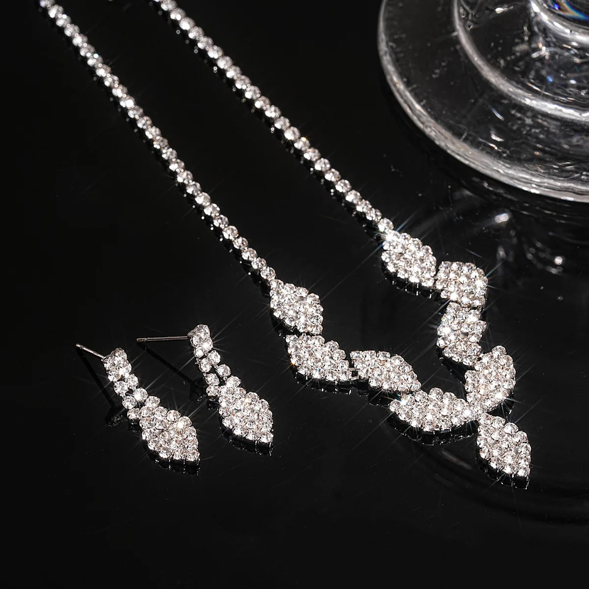 French zircon geometric stud earrings necklace two-piece set light luxury high-end sense collarbone chain design sense niche ite