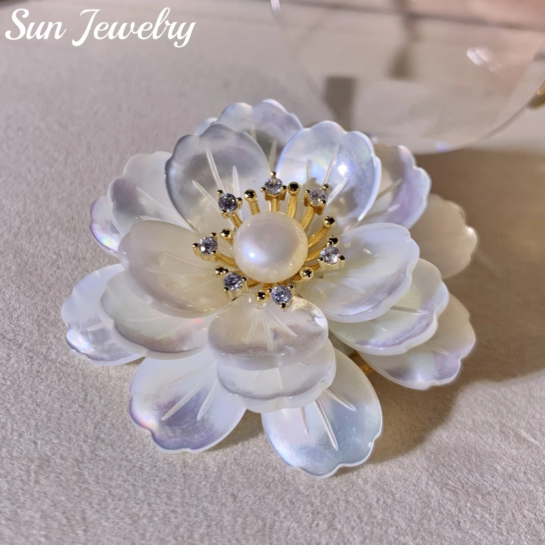 

Natural Pearl Brooch Pendant Camellia Pearl Shell Flower Pin Necklace Pendant Accessories Luxury Dress Clothing Corsage Woman