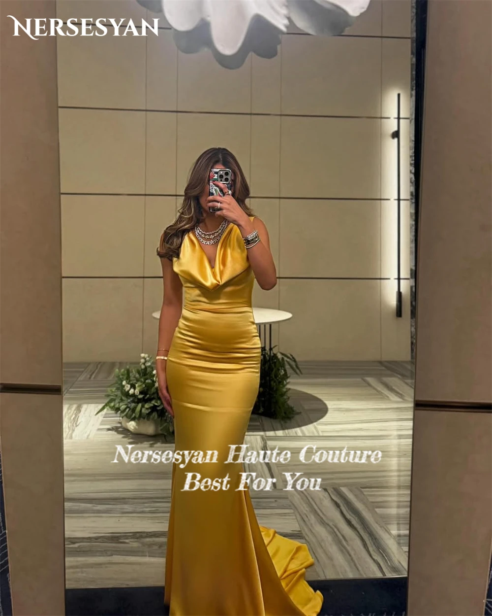 Nersesyan złote drapowane suknie wieczorowe syrenka bez rękawów plisy satynowe suknie wizytowe Backless błyszcząca sukienka dla druhny dostosowane