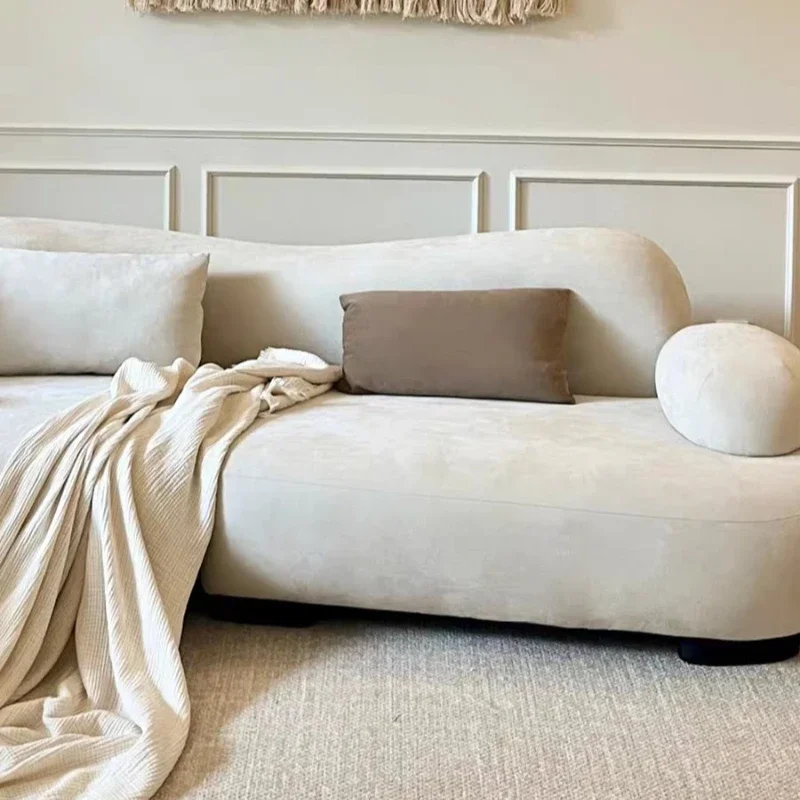 

Итальянский минималистичный диван в стиле морской соли, кремового цвета, дизайнерский, изогнутый, большой, с плоскими элементами, нестандартной формы, угловой, комбинированный, из ткани.