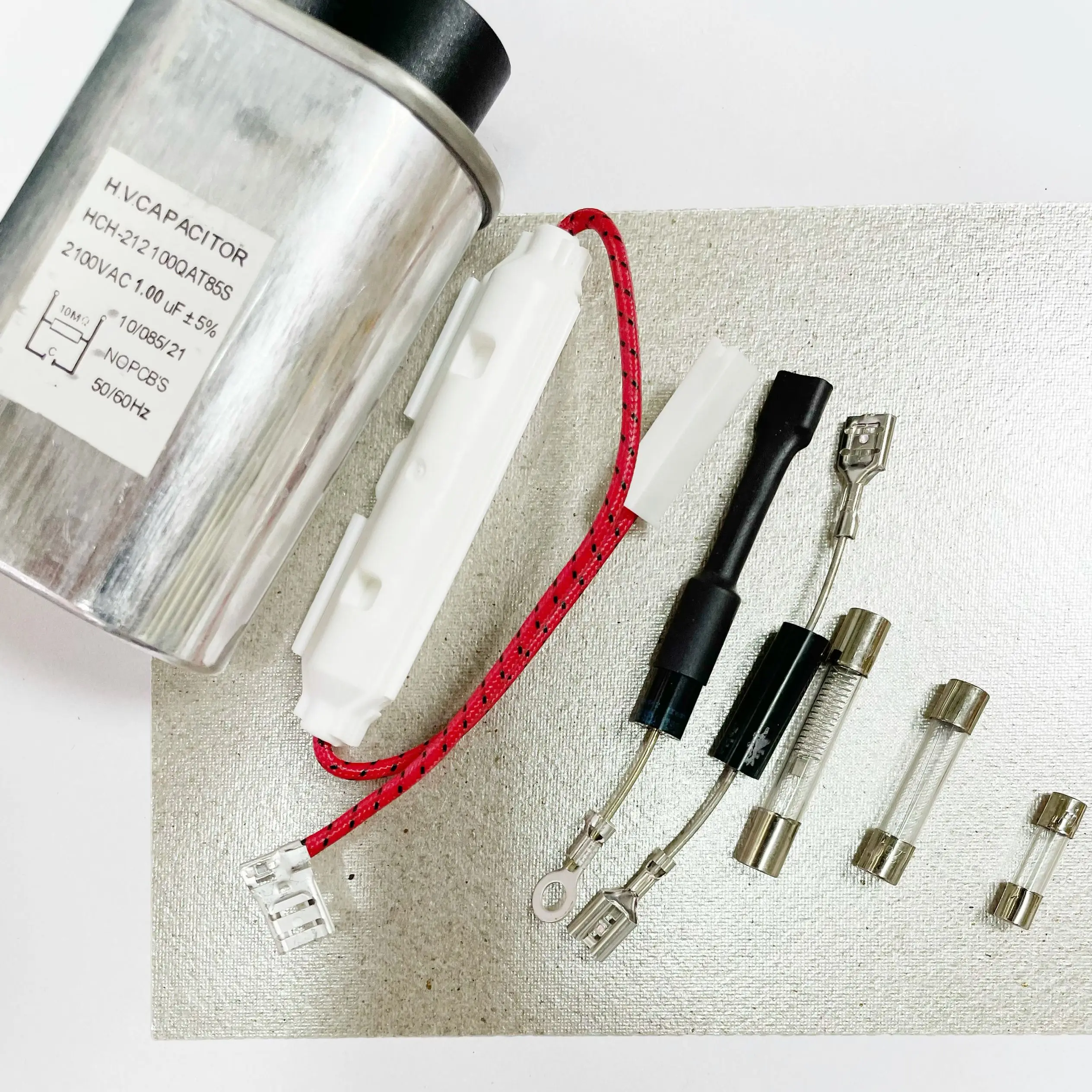 Componentes do Capacitor para Micro-ondas: Capacitor de Alta Tensão + Fusível de Potência + Diodo + Fusível de Alta Tensão + Folha de Mica. Um total de 8