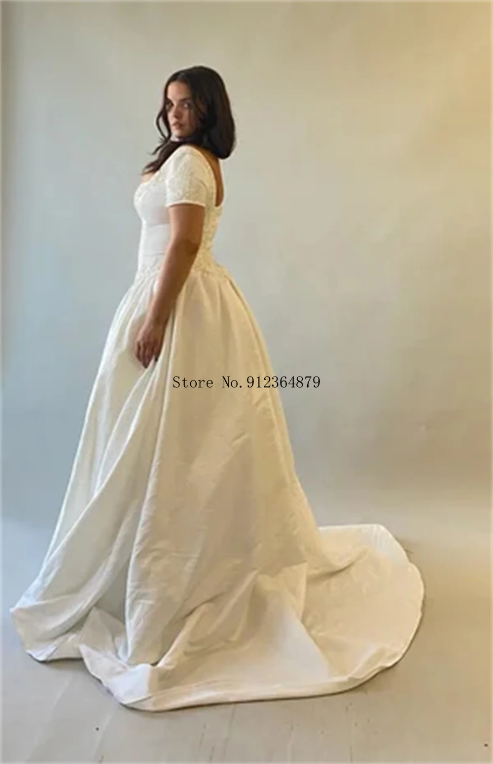 Aangepaste plus size baljurk trouwjurk met vierkante hals en korte mouwen satijnen stof kant verfraaide bruidsjurk voor bochtige bruiden