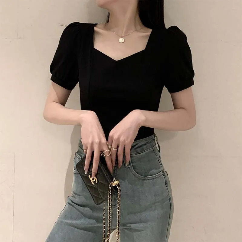 

Черная женская футболка с квадратным вырезом, летняя, приталенная, с V-образным вырезом, открывающим ключицы, универсальный топ с круглым вырезом для молодых женщин