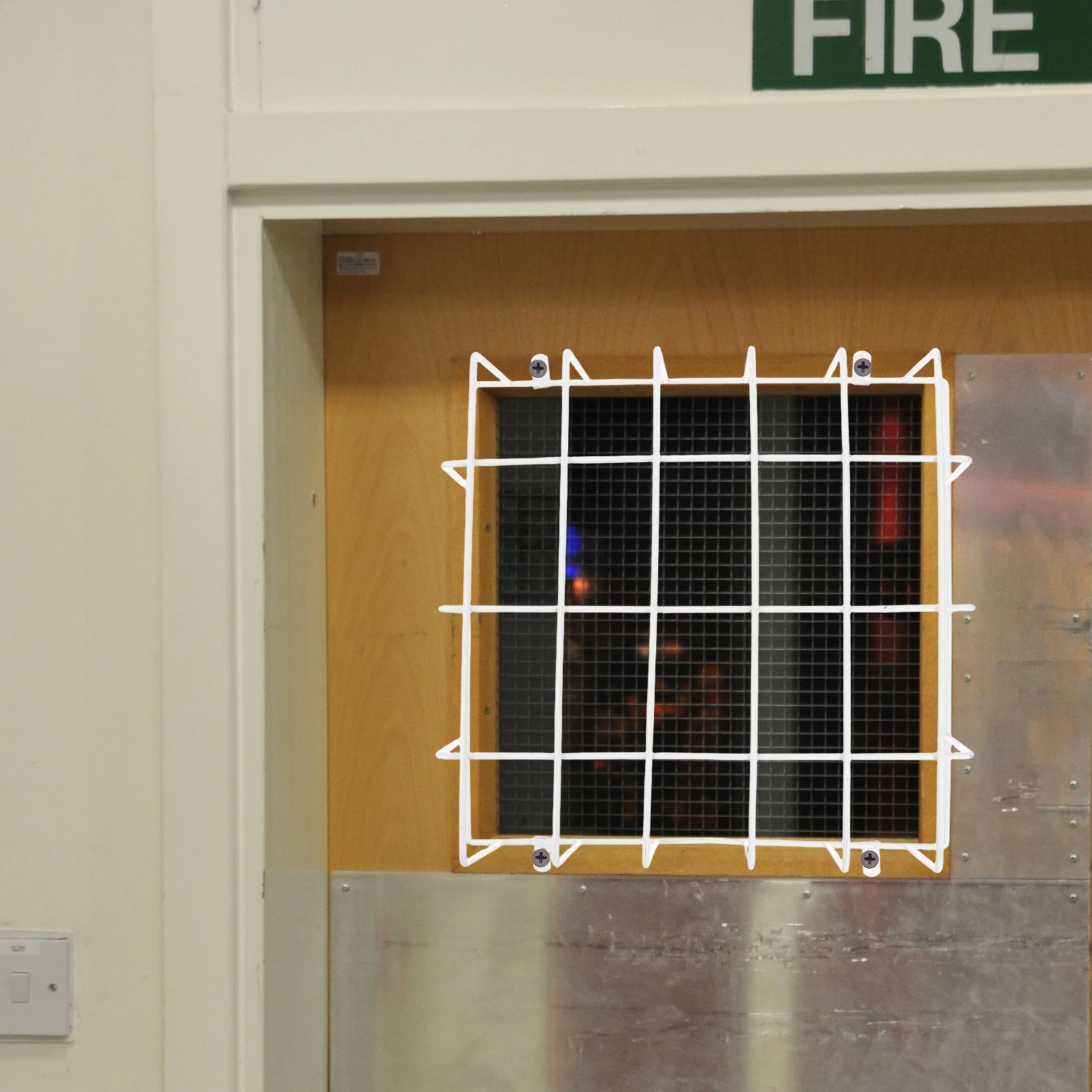 قفص ضوء خروج الطوارئ 11.79x11.79x2.95in واقي حماية سلك الحديد شديد التحمل لأضواء السقف المثبتة على الحائط في عام