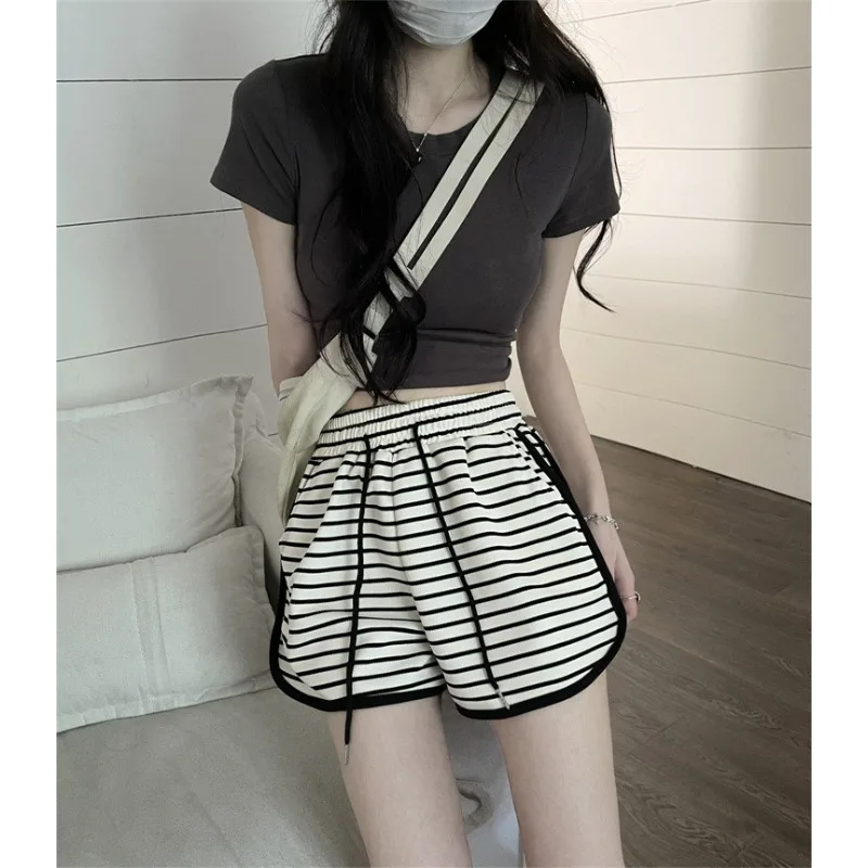 Gestreifte Sportshorts für Damen, Sommer, neue hohe Taille, lockere, schlankmachende Dreiviertelhose, lässige Hotpants zum Tragen im Freien