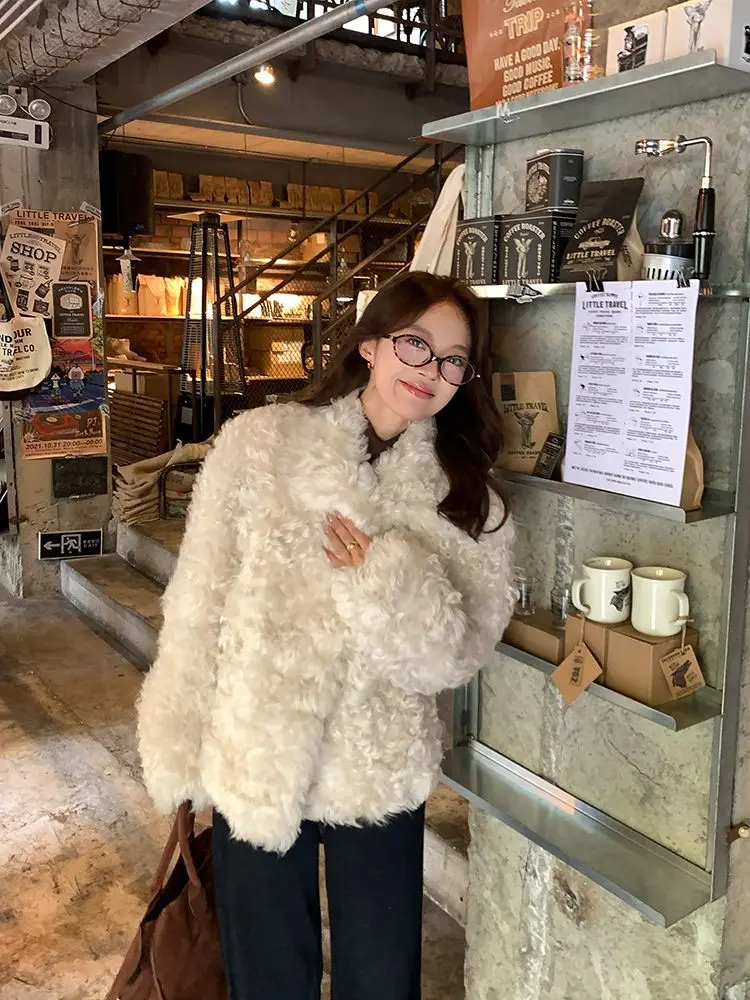 

Женские шубы из искусственного меха белого цвета, осенние, в стиле авангард, с объемным узором в виде сердца, повседневные, с капюшоном, для фитнеса, женственные, шикарные, мягкие, с перфорацией, контрастные, в стиле Ins