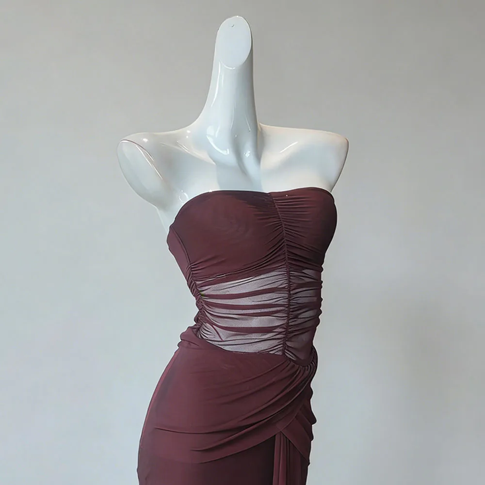 Europäisches und amerikanisches sexy langes Kleid 2025, neuer ärmelloser, trägerloser, transparenter, überkreuzter, plissierter, schlankmachendes Design, einfarbiger Rock