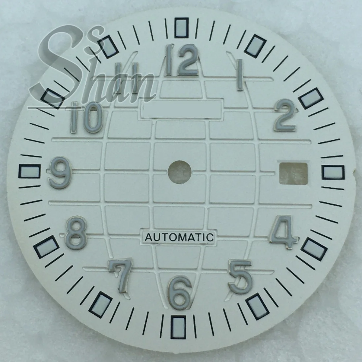 Tarcza zegarka NH35 31,5 mm jest czarno-niebiesko-zielono-brązowo-szara z okienkiem daty w stylu granatu NH35