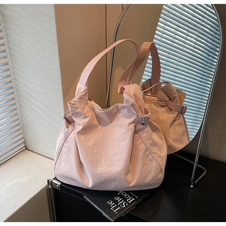 韓国のニッチなカジュアルでシンプルなマグネット式トートバッグ（女性用）-高級感のある通勤用軽量ナイロン製大容量ショルダーバッグ