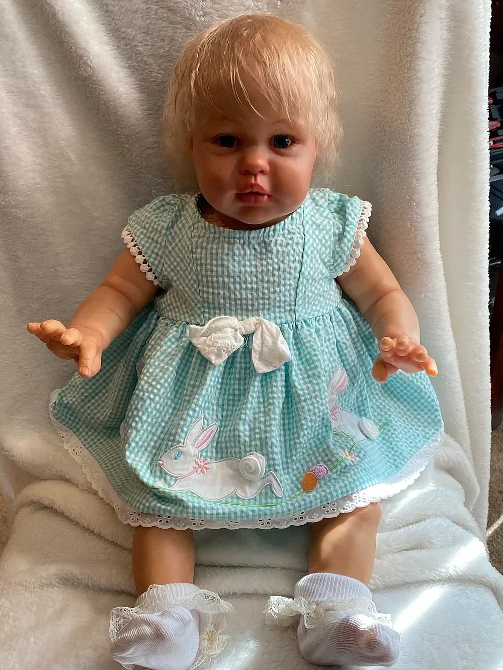 St.Store Fornecimento limitado personalizado 22 polegadas Reborn Baby Ellie com cabelo enraizado à mão já acabado boneca com vestido diferente