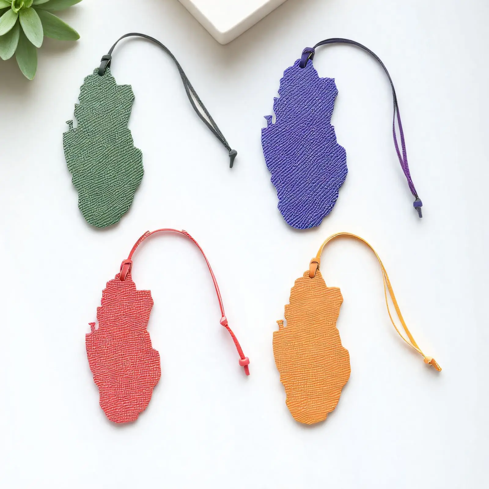 

1pc Qatar Map Shaped PU Leather Pendant, Trendy Bag Charm for Backpacks, Creative Hanging Jewelry Accessory for Women, Keychain