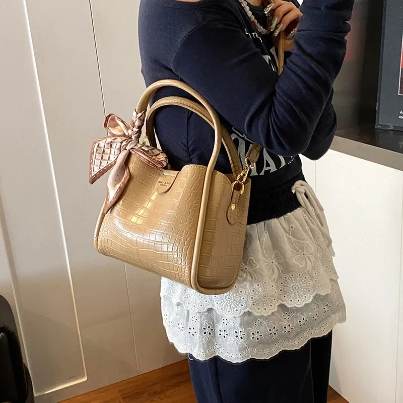 

2025 New Fashionable Handheld Bucket Bag for Women Korean Edition Stone Pattern Single Shoulder Crossbody Bag