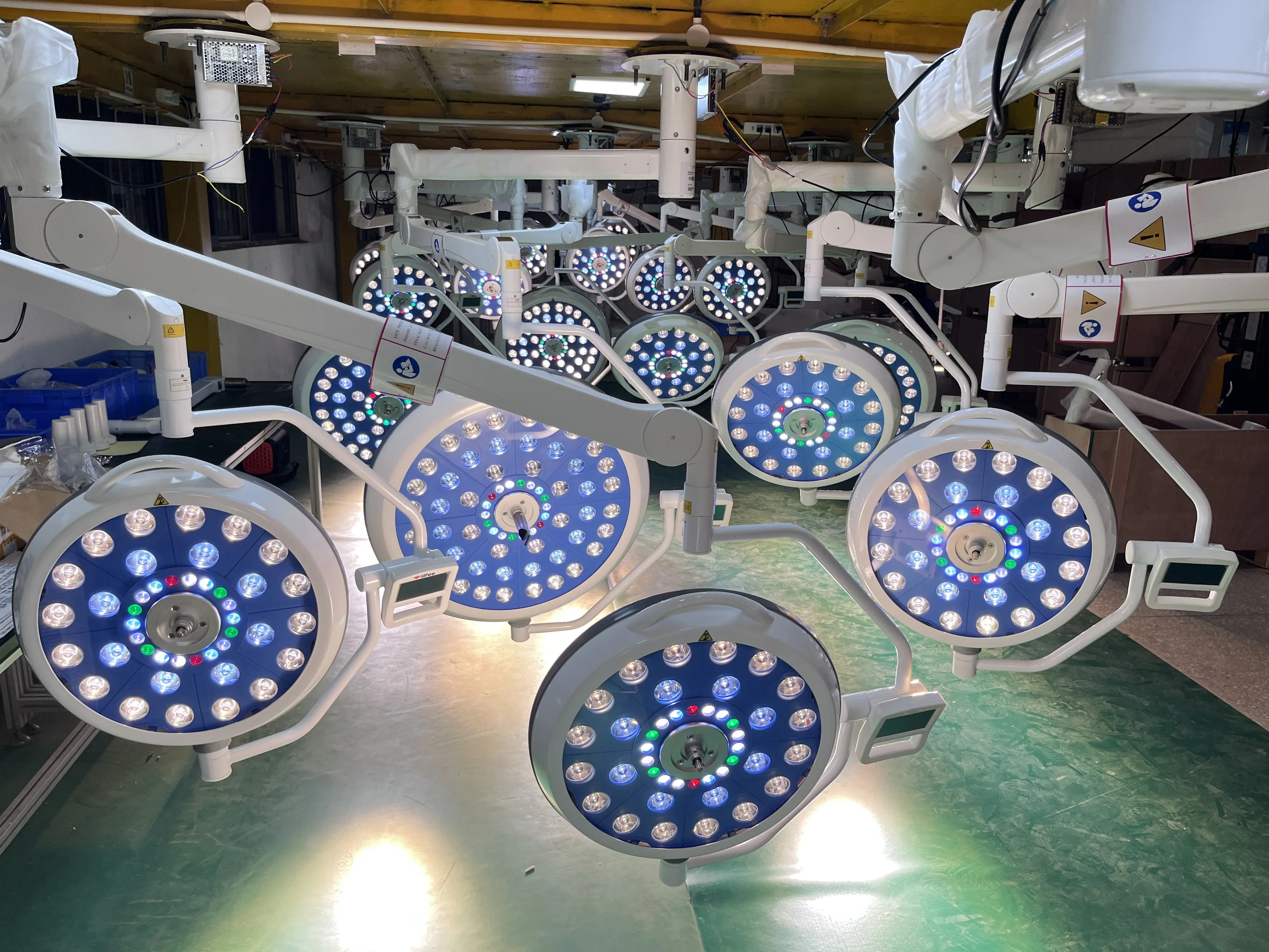 حار بيع الموزع مزدوج الذراع الجراحية LED المعدات الطبية ضوء التشغيل الجراحي بدون ظل لدنتا