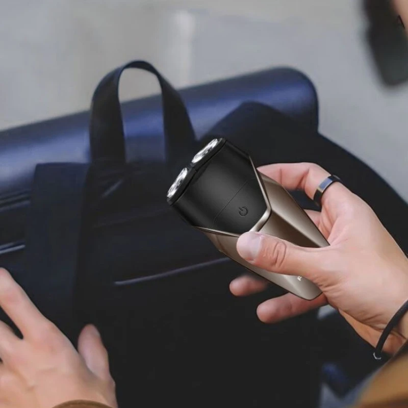 ماكينة حلاقة كهربائية صغيرة محمولة للرجال من Flyco FS888 ماكينة حلاقة ذكية جديدة مضادة للقرص IPX7 مقاومة للماء سعة شحن عرض الحلاقة