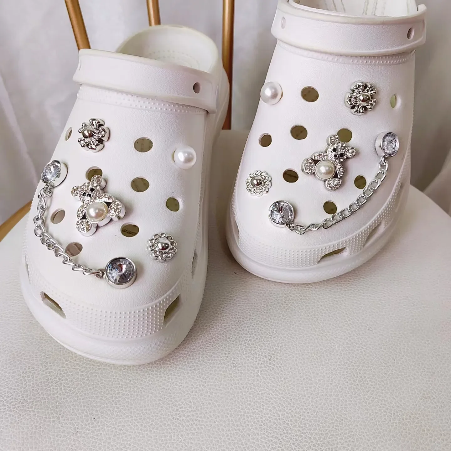 Charm per scarpe spille fai da te orso d'argento dorato fibbia decorativa staccabile per foro ciondoli per scarpe Set accessori regalo per ragazze per bambini