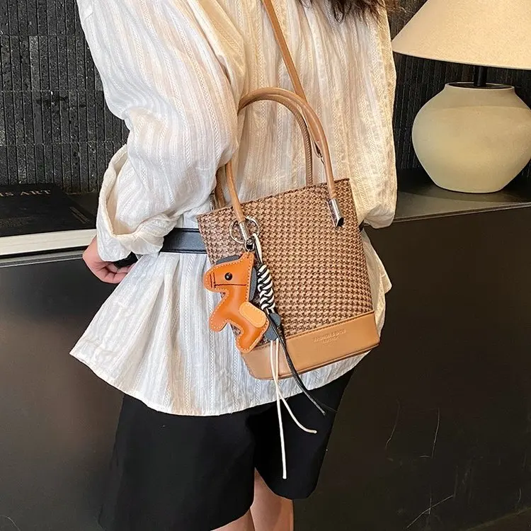 

Новая модная женская плетеная сумка-ведро 2026 года, французский люксовый стиль, элегантная сумка через плечо/кроссбоди