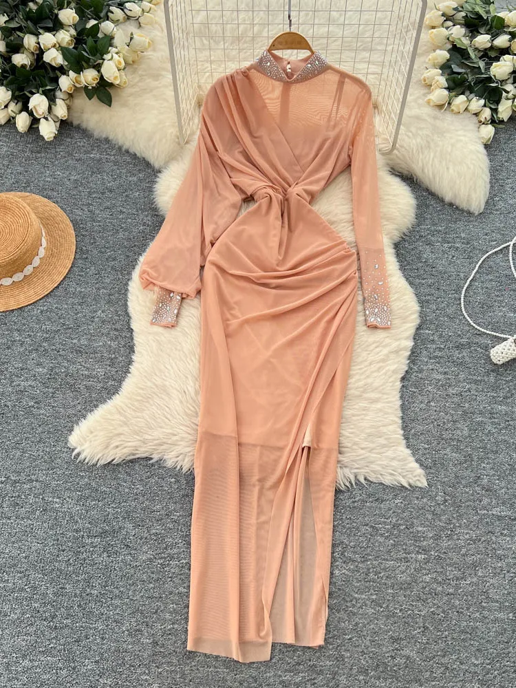 فستان سهرة نسائي أنيق بتصميم ضيق مع تطريز ثقيل بالأحجار الكريمة وخصر مطوي وشق شبكي وتنورة على شكل حرف A