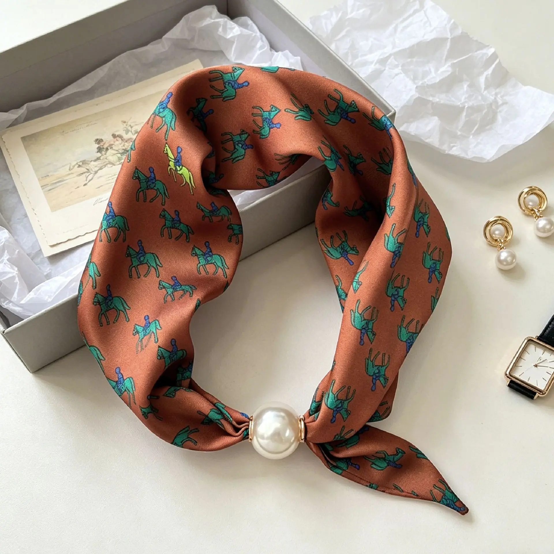 Luxuriöser dünner Sommer-Seidenschal für Damen mit Perlen, magnetischer Schnalle, eleganter Halstuch für Mädchen mit süßem Anhänger und Schlüsselbeinkette – Detail 13