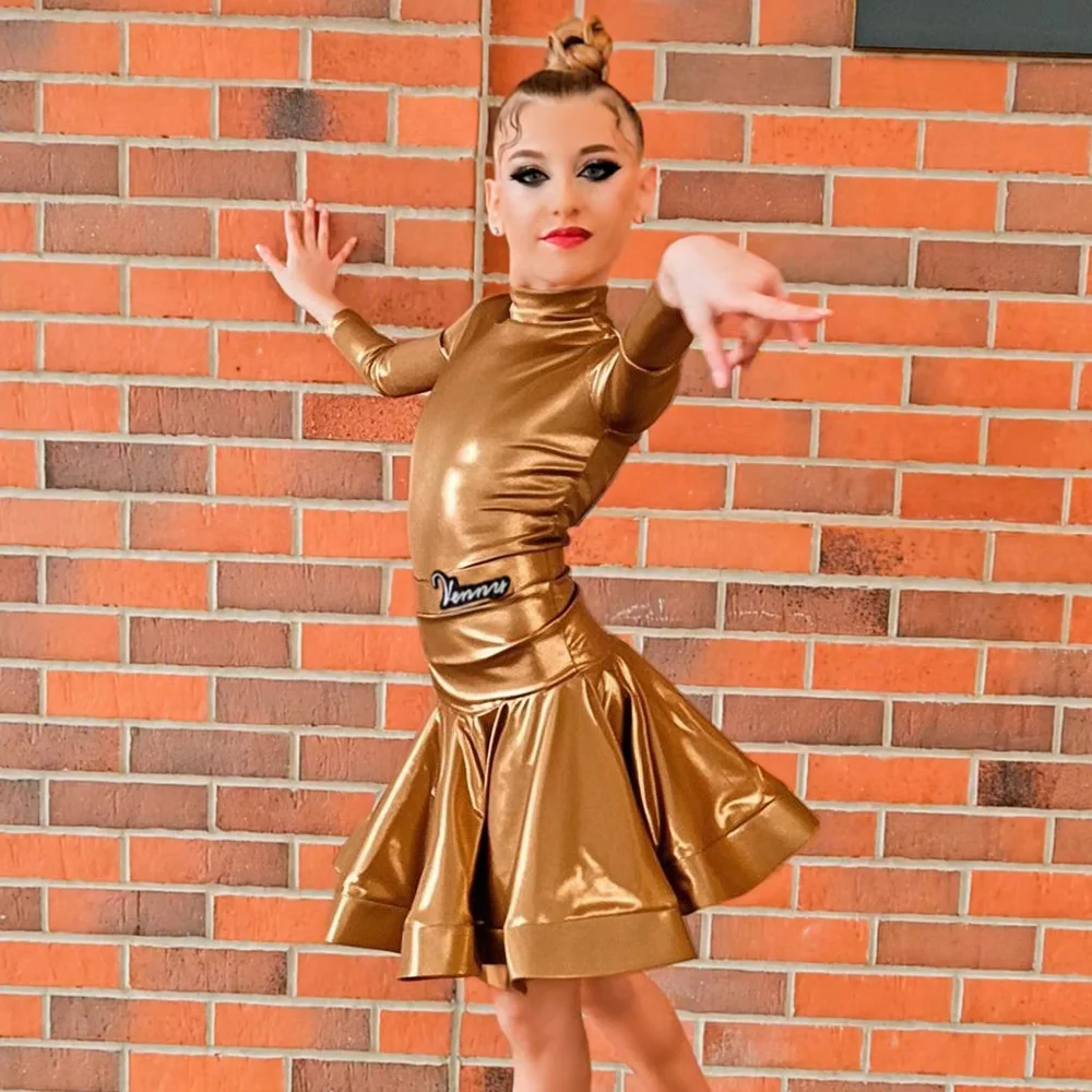فستان رقص لاتيني ستايل للنساء، زي مسابقة قاعة الرقص، قماش ذهبي لامع، ملابس رقص قياسية احترافية برقبة عالية