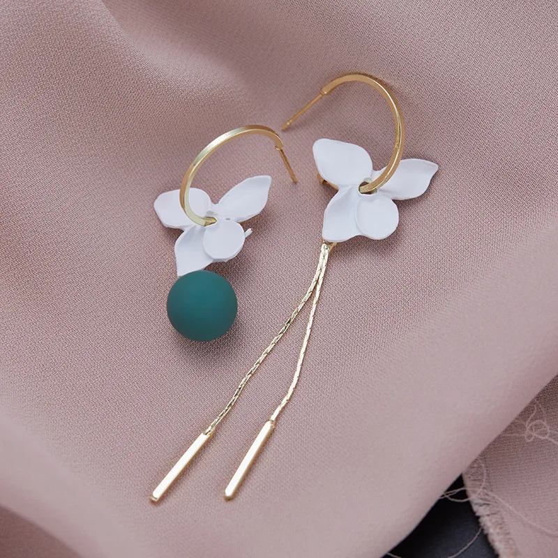 Huajie المرأة أنيقة غير المتماثلة زهرة بيضاء شرابة الكرة تصميم شكل هوب القرط السيدات حفلة الأذن مجوهرات موضة المد #5