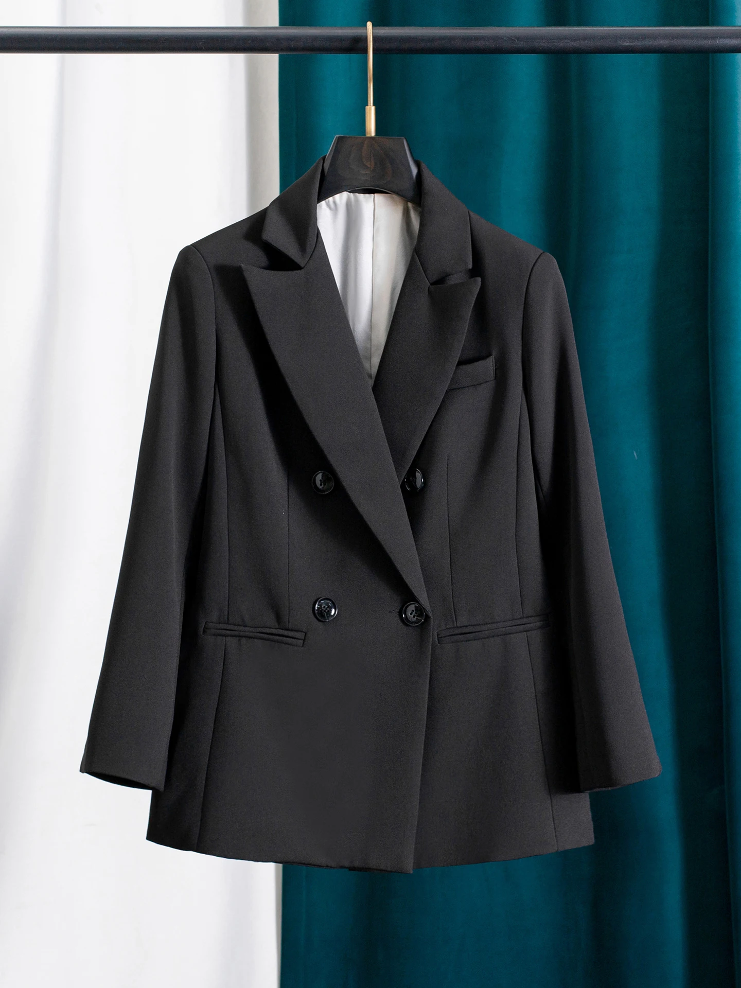 

Элегантный черный женский пиджак с длинными рукавами, подплечниками и разрезом сзади, в простом стиле, для ранней весны, модный, для офиса, из чистой шерсти.