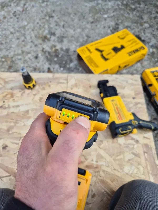 

2026 100%Original DeWALT Battery 20V 3Ah MAX FlexVolt for DCB606 DCB205 DCB206 DCB209 DCB182 Power Tool with Charger