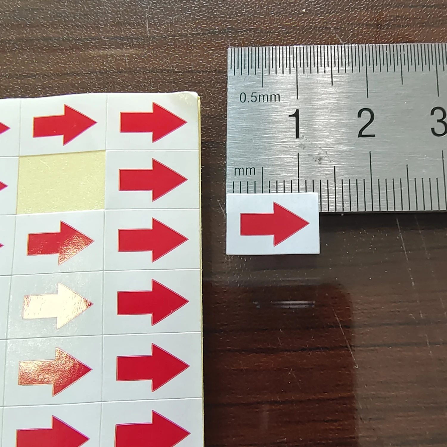 

1000 шт., 12x9 мм, бумажная наклейка с красной стрелкой для указания направления или обработки продукта, обработки растений, знаков дефектов