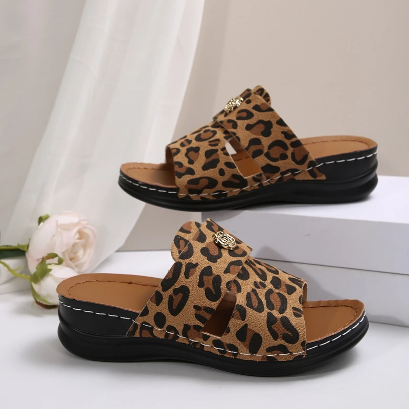 2026 Sommer neue Damen-Sandalen mit Gummisohle, rutschfeste und verschleißfeste Sandalen mit Leopardenmuster-Design, bequeme Heimkühler