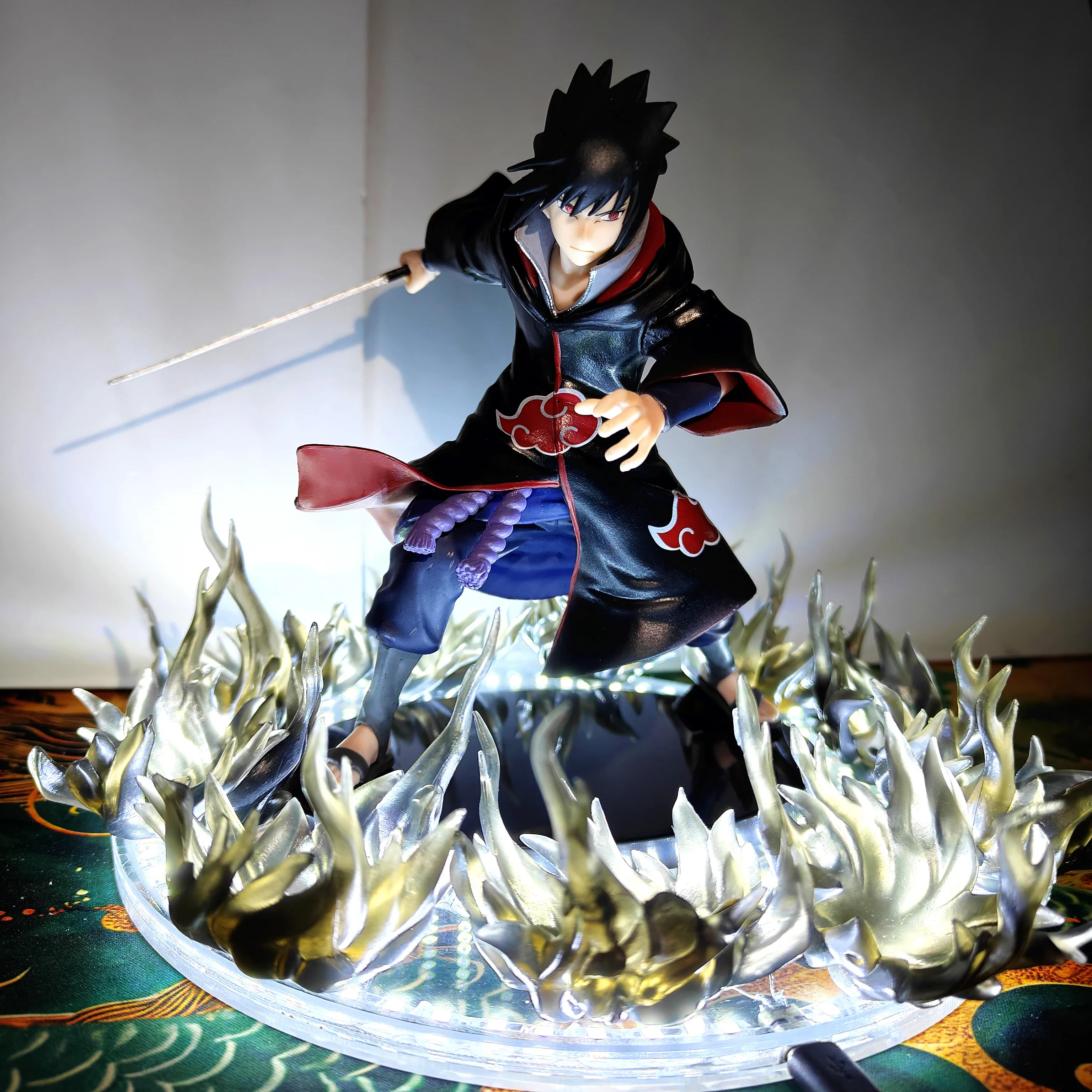 Anime Naruto VS Shippuden Sasuke Sharingan Amaterasu noir feu effet Led figurine jouets PVC modèle Collection