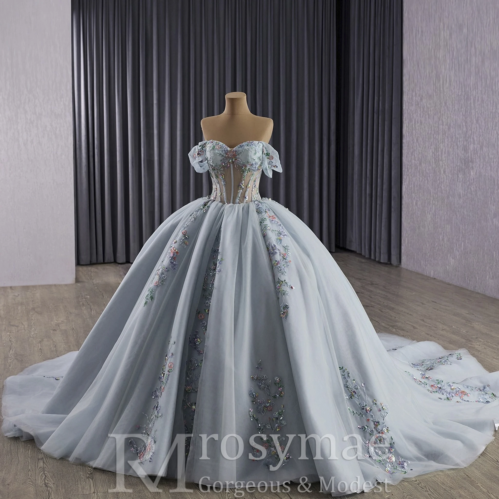 فستان كوينسيانيرا مكشوف الكتفين من Rosymae مع صدرية شفافة متألقة على شكل زهرة ترتر أنيق مصنوع يدويًا #5