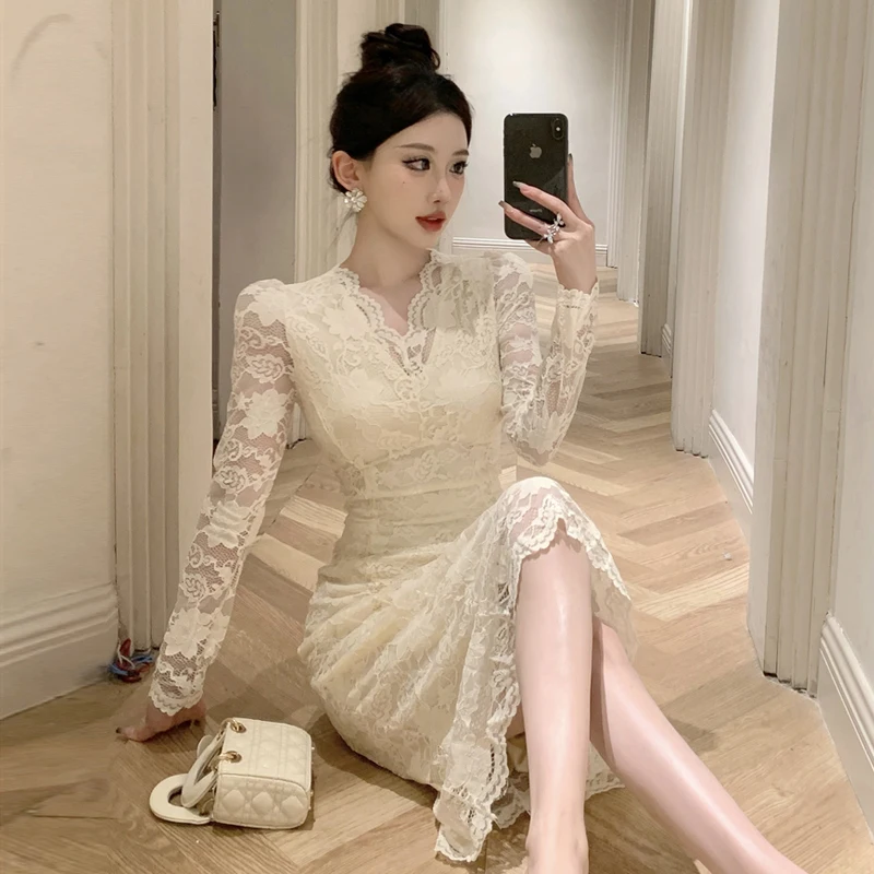 

Elegant and Luxurious LaceVCollar Dress2024New French Style Long Sleeve Waist-Cinching Slimming Base Midi Dress