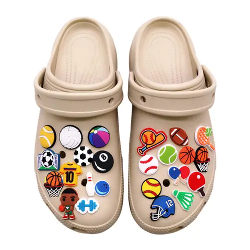 Imagen 2 del producto 1 Uds. Decoración de zapatos de estilo deportivo baloncesto fútbol tenis béisbol forma de fútbol accesorios de colgantes de zapatos de PVC para regalos de niños