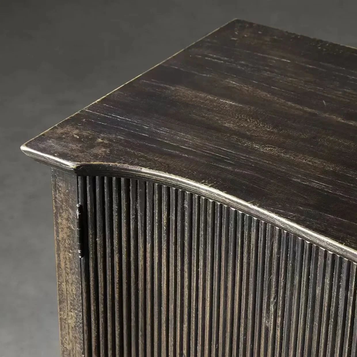 ตู้ข้างโต๊ะอาหารไม้เนื้อแข็งทันสมัย ทนทาน พร้อมพื้นที่จัดเก็บและดีไซน์ทันสมัย