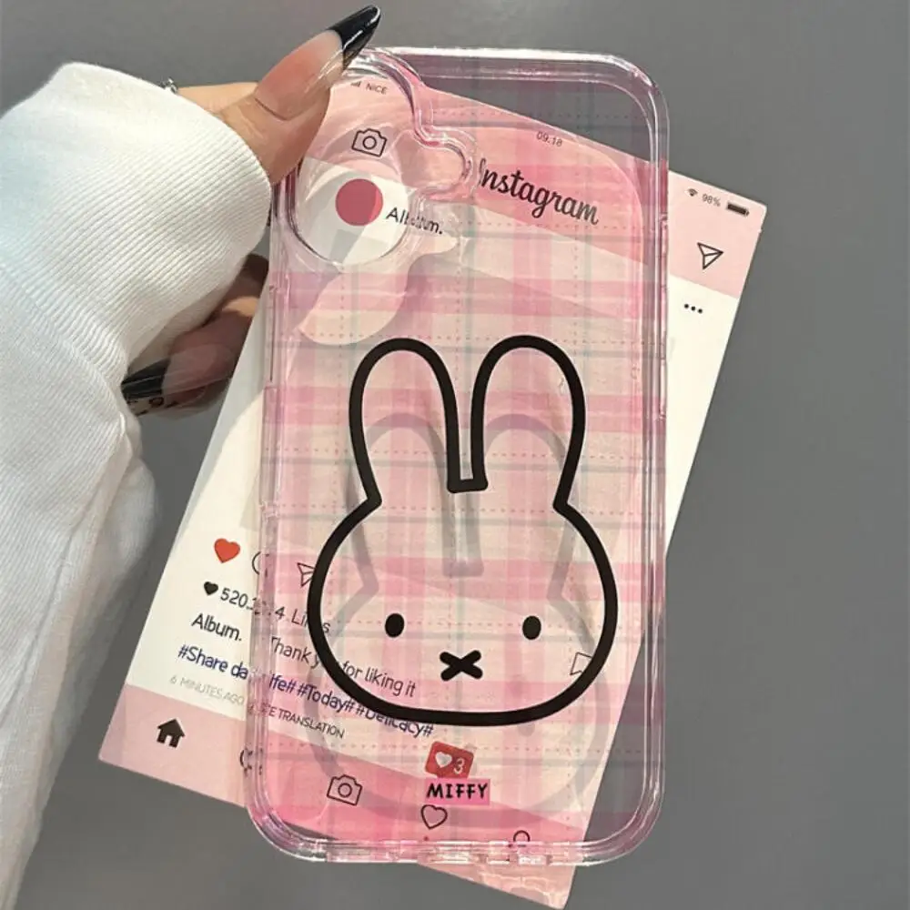 La custodia per telefono con fotocamera a forma di cuore per ragazza con cordino carino a quadretti Miffy Rabbit è adatta per la serie Iphone16 15 14 13Promax