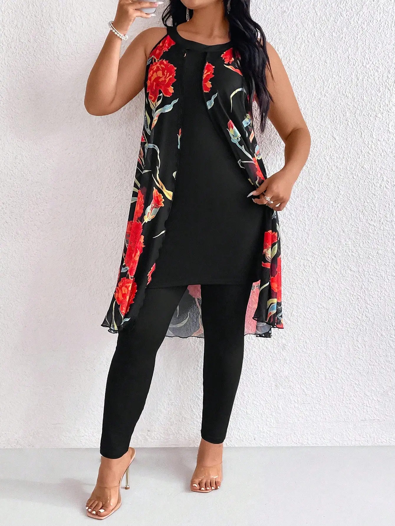 

Женский комплект из 2 предметов: топ-халтер с цветочным принтом и узкие леггинсы