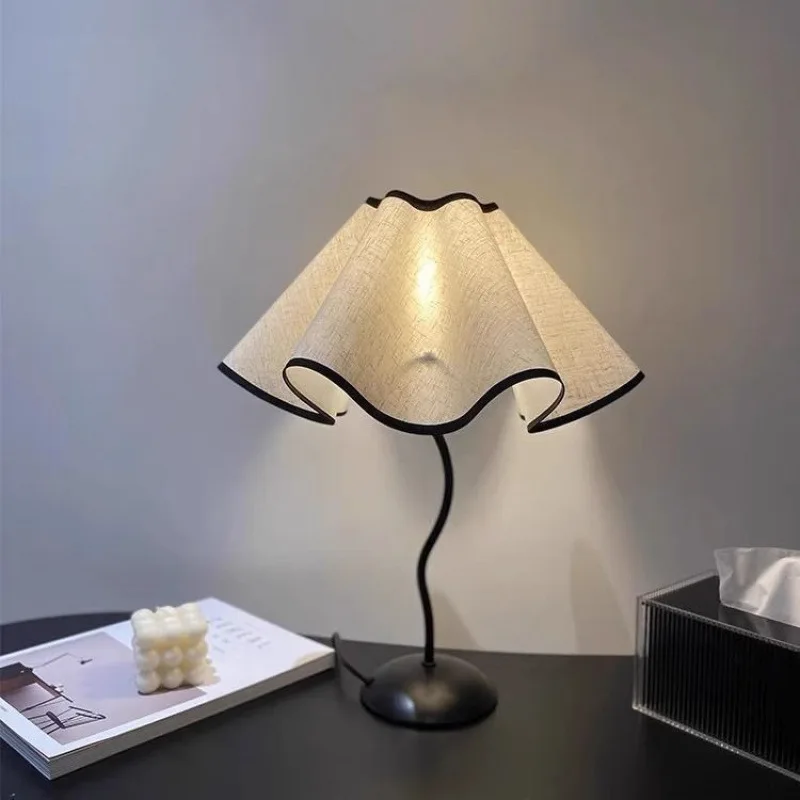 

Petal LampinsHigh-End Minimalist Vintage Table Lamp Night Light Bedroom Bedside Atmosphere Lamp Pleated Table Lamp