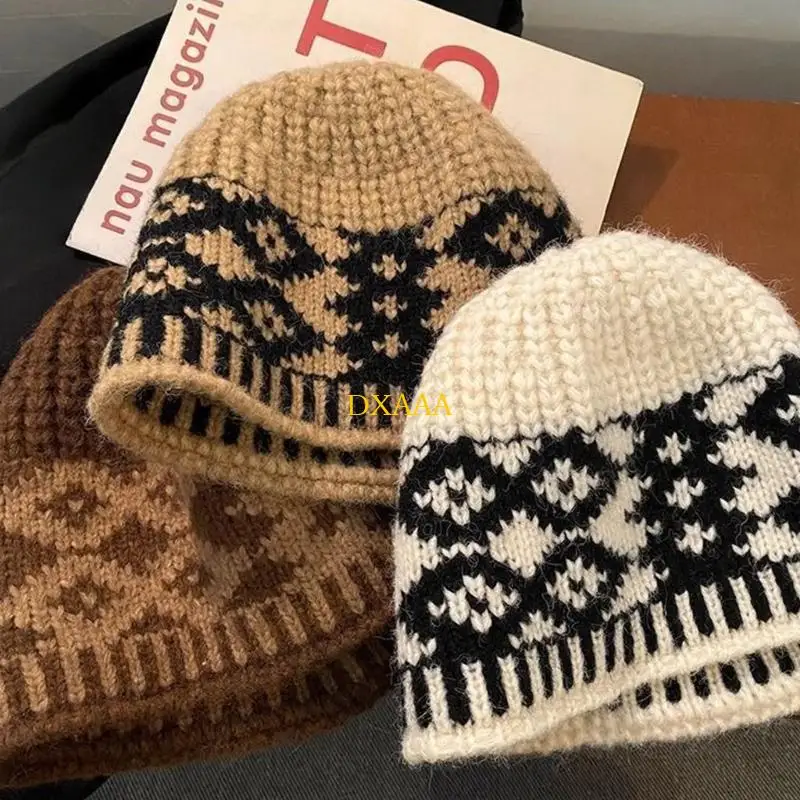 قبعة شتوية من الصوف الناعم من DXAA بنمط معيني مريح للنساء والفتيات وغطاء للرأس اليومي