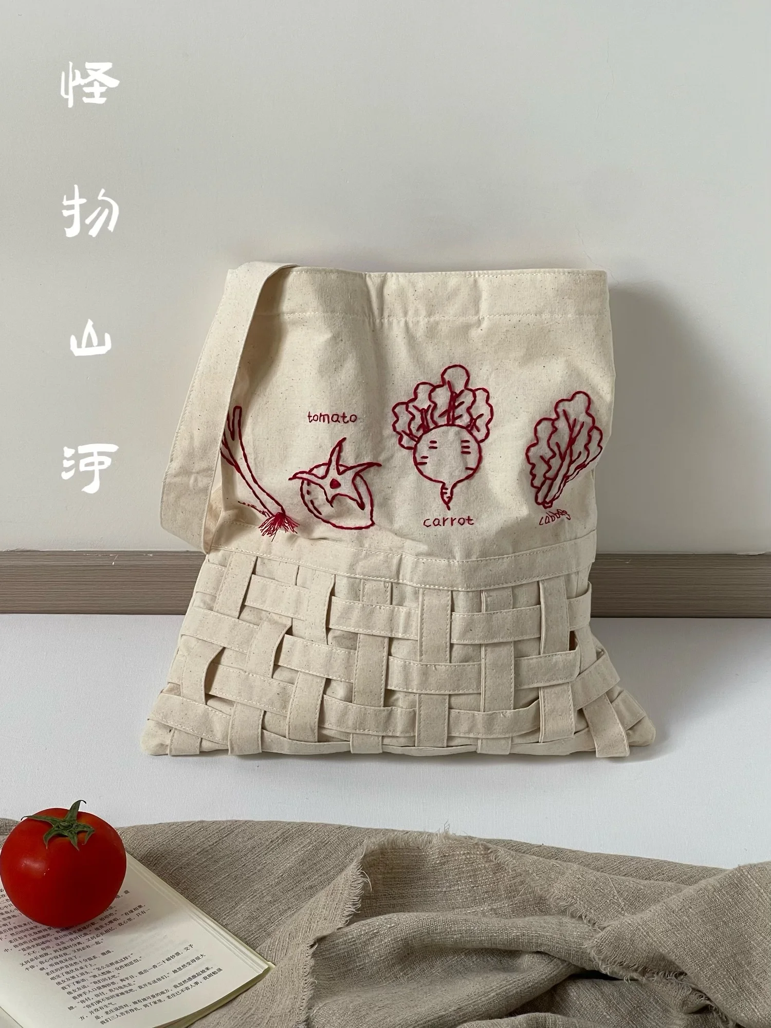 borsa-a-tracolla-artigianale-in-tela-ricamata-ecologica-versatile-con-design-artistico-montagna-fiume-e-mostri