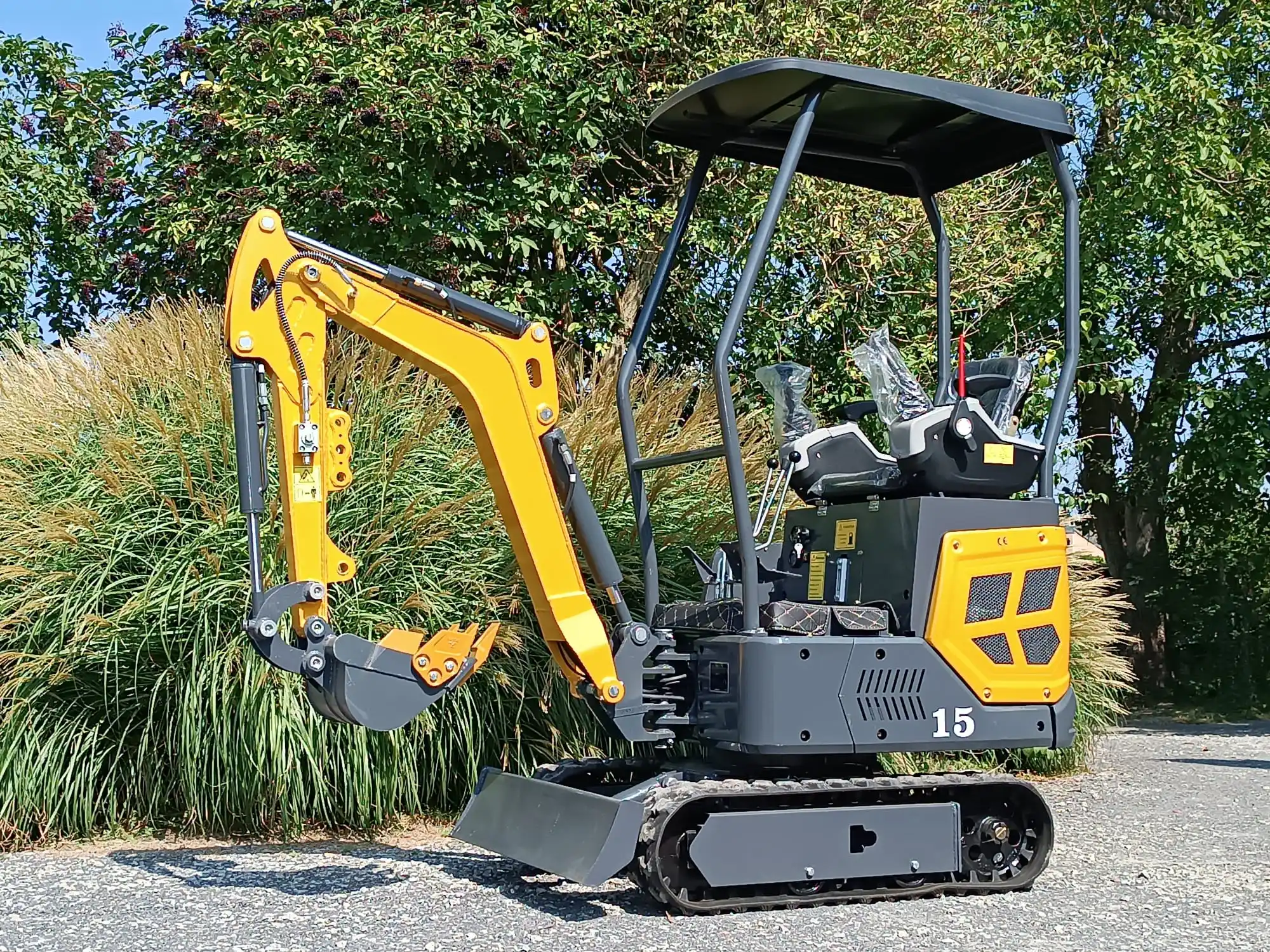 Customized Crawler Excavator 1.5 Ton Mini Excavator Small Digger With Cab For Fmaliy Farmland Garden Work And Construction Work