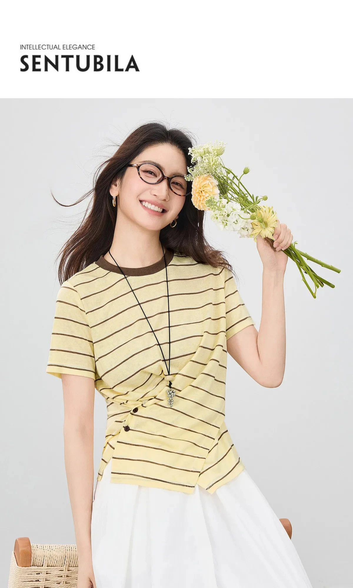 SENTUBILA Damen-Strickoberteil mit Rundhalsausschnitt und Kontraststreifen, Sommermode 2026, kurzärmeliges T-Shirt mit Twist-Front-Schlitz und Knöpfen Q62TC7208 – Detail 1