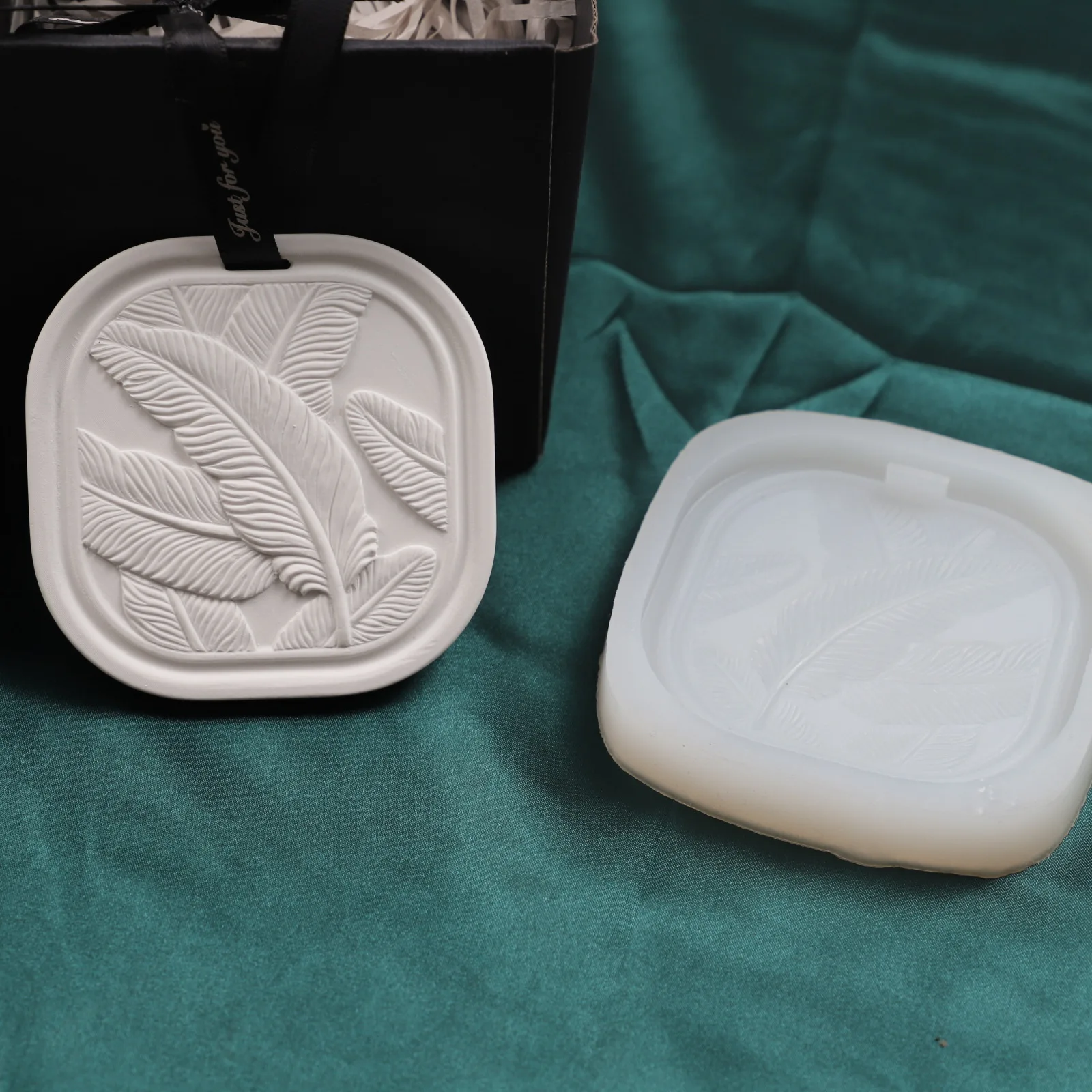 DIY Aromatherapy Tag Plaster Silicone Mold Pendant Plaster Mold Leaf Shape Resin Molds Silicone Molds Concrete