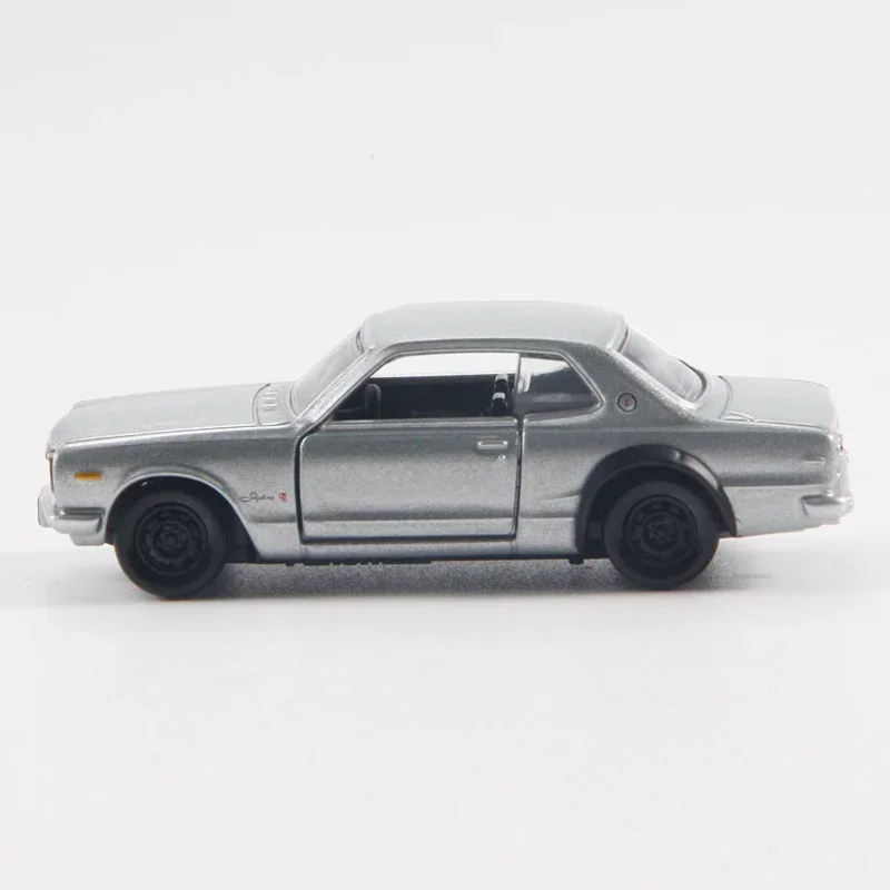 TAKARA TOMY 1:64 Modello di auto giocattolo pressofuso in lega di scatola nera, giocattolo da collezione per ragazzi, auto sportiva TP34 Nissan Skyline GTR di punta.