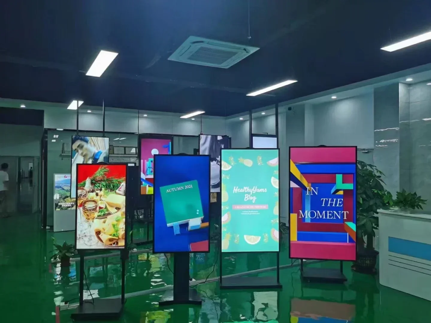 

2025 Highlights Window Hanging 4000 Nits 4K Sunlight Readable Retail Window Display With CMS Software