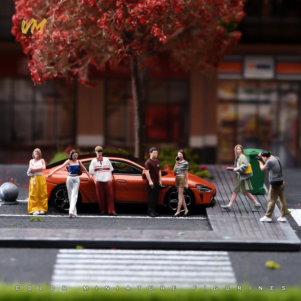 Painted Miniatures 1/24 1/64 1/43 Trendy Partners Travel Photography Group Female Male Scene Figure Dolls Model For Vehicles