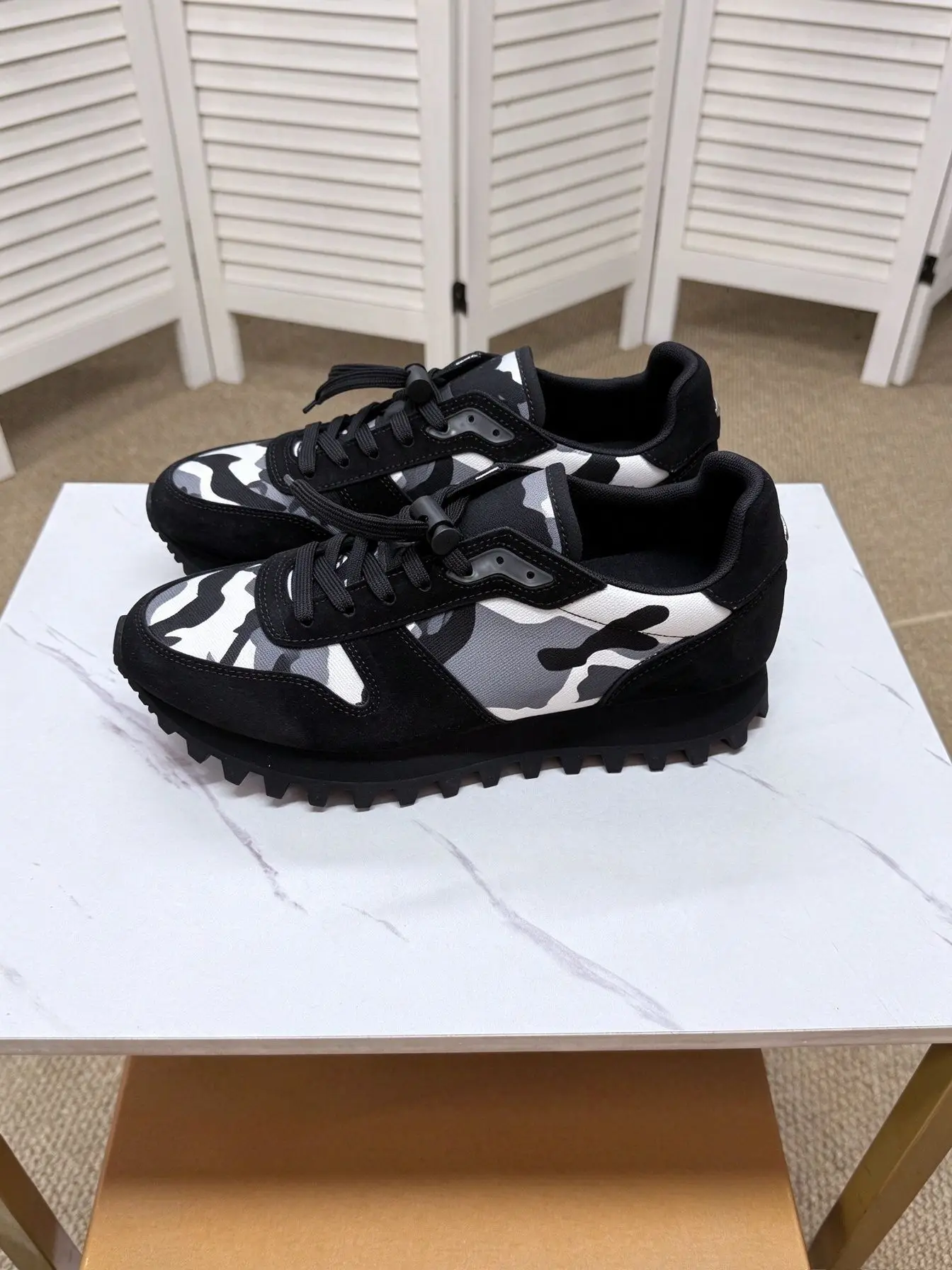 Unisex Outdoor Lace-up Sneakers Black White Camo Canvas Suede Splicing Non-slip Serrated Rubber Outsole Daily Shoes