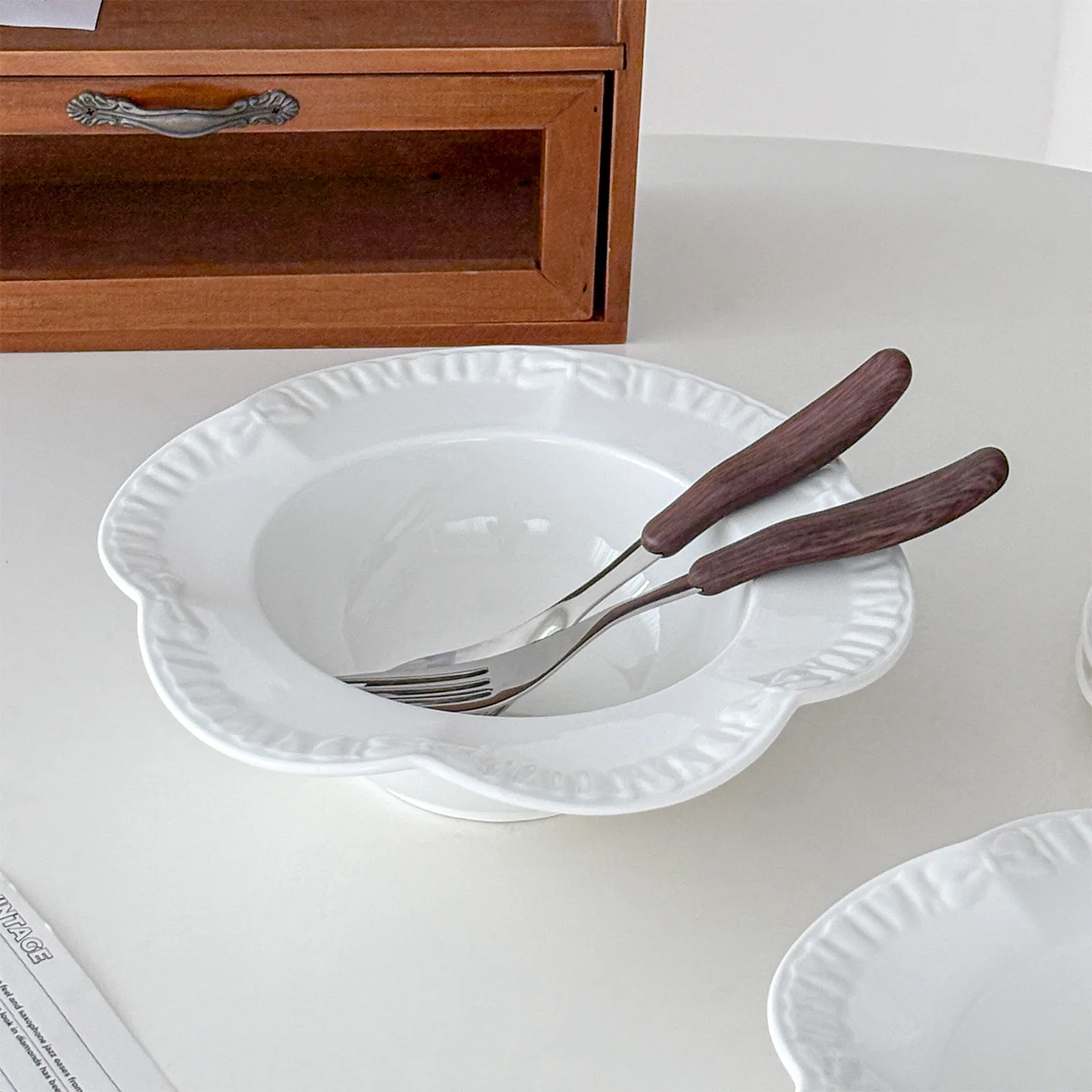 

Керамическая тарелка с рельефным бантом, новая бытовая 8,5-дюймовая посуда во французском стиле с цветочной формой, говяжьего стейка, высококачественная изысканная кухонная посуда