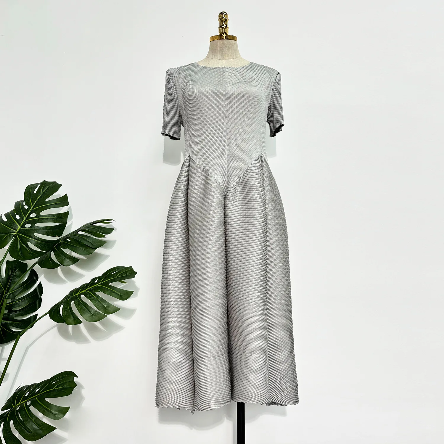 ミヤケプリーツ2025ドレスサマーモデルファッショナブルな気質デザインセンス快適なエイジング薄手ミドル丈バッドスカート