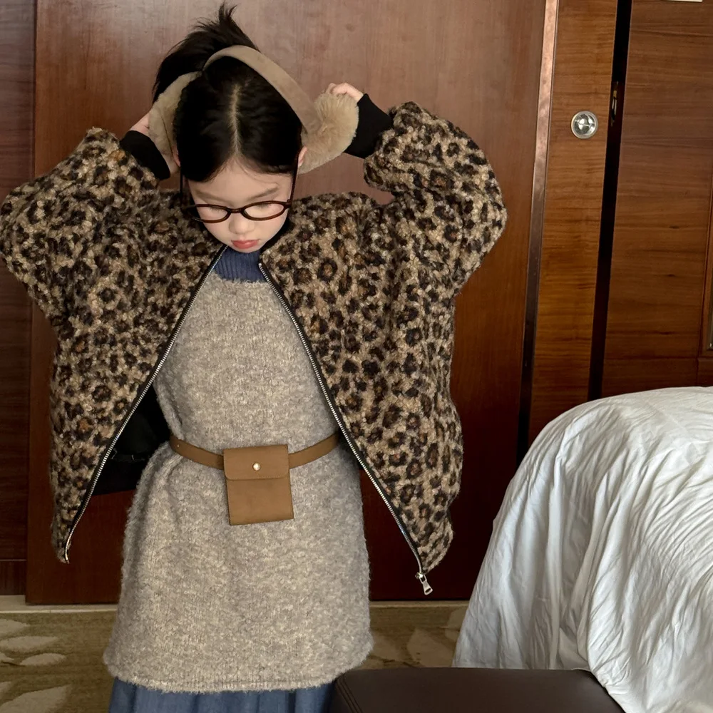 2025 شتاء جديد الأطفال معطف طويل الأكمام الفتيات سميكة الدافئة سستة سترة موضة ليوبارد طباعة الفتيان سترة غير رسمية ملابس الاطفال
