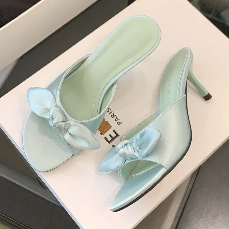 

Элегантные атласные брендовые тапочки с узлом-бабочкой, женские пикантные шлепанцы с открытым носком на тонком каблуке, модные высокие сандалии с круглым носком