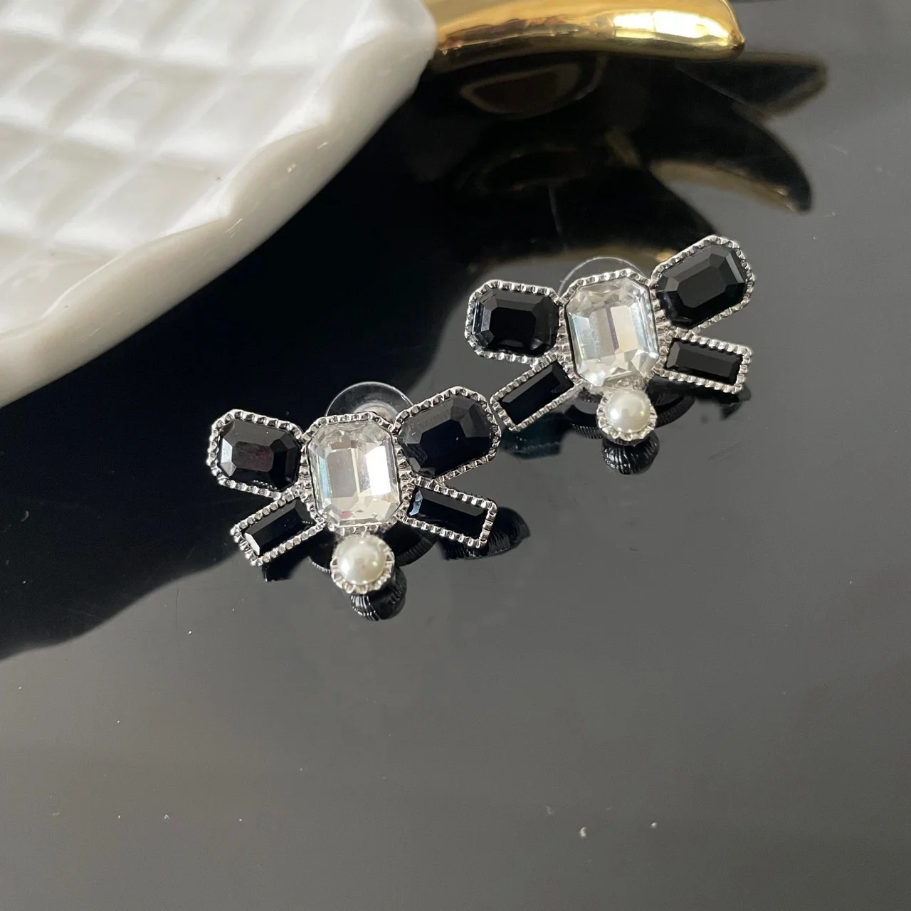 

European and American fashion exquisite high class bow earrings